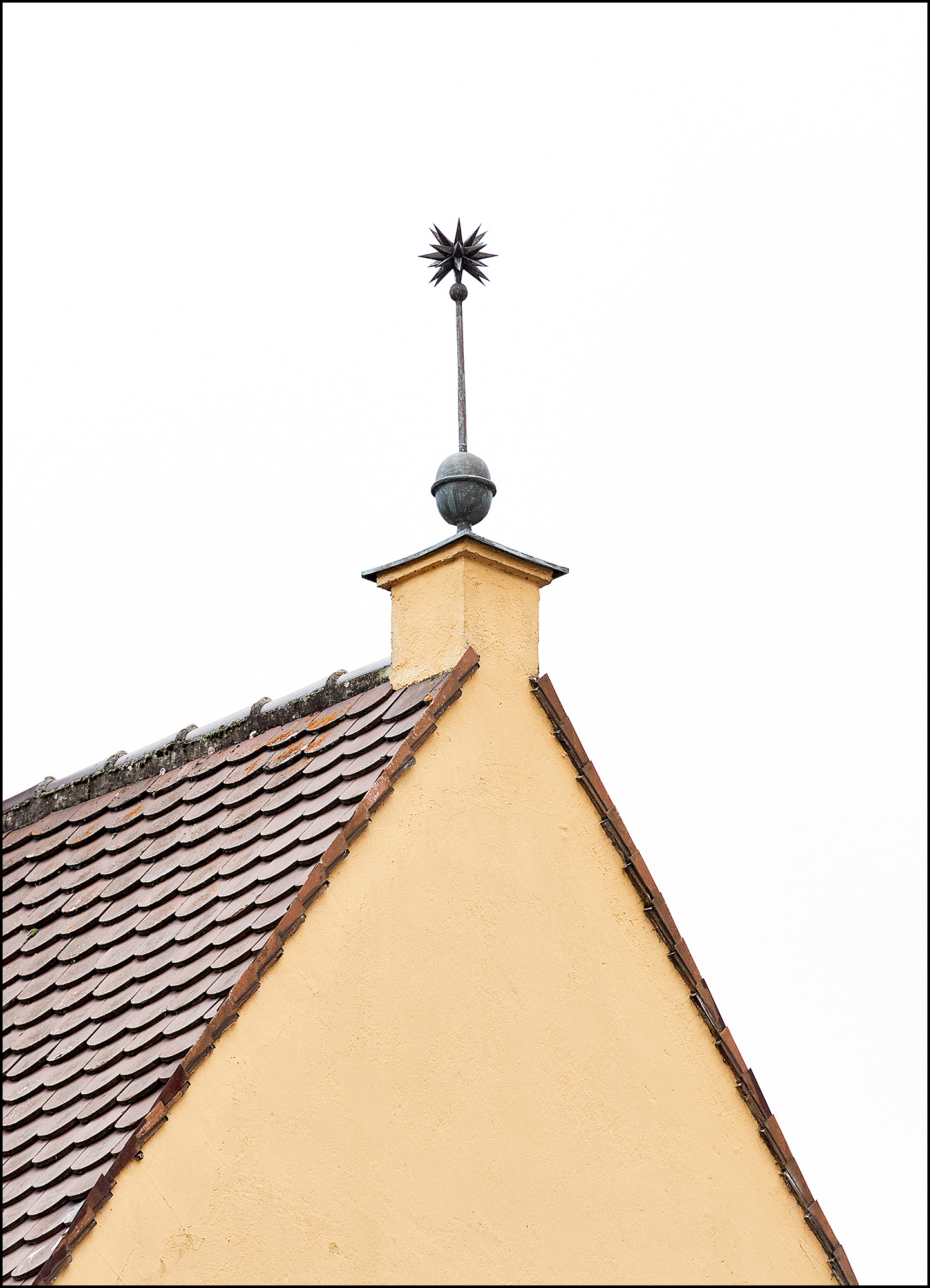 Dach eines Hauses mit Laterne